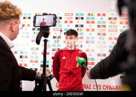 Hensol, Wales, Großbritannien. 14.. November 2022. Dylan Levitt während einer Spieler-Mediensitzung auf Schloss Hensol, bevor die Mannschaft zur FIFA-Weltmeisterschaft 2022 in Katar aufbrach. Kredit: Mark Hawkins/Alamy Live Nachrichten Stockfoto