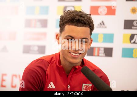 Hensol, Wales, Großbritannien. 14.. November 2022. Brennan Johnson während einer Spieler-Mediensitzung im Schloss Hensol, bevor die Mannschaft zur FIFA-Weltmeisterschaft 2022 in Katar aufbrach. Kredit: Mark Hawkins/Alamy Live Nachrichten Stockfoto