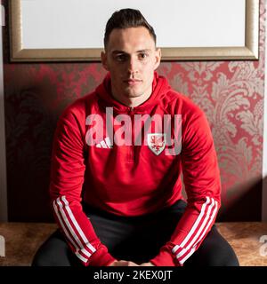 Hensol, Wales, Großbritannien. 14.. November 2022. Connor Roberts während einer Spieler-Mediensitzung im Schloss Hensol, bevor die Mannschaft zur FIFA-Weltmeisterschaft 2022 in Katar aufbrach. Kredit: Mark Hawkins/Alamy Live Nachrichten Stockfoto