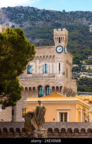 Monaco, Frankreich - 2. August 2022: Mittelalterlicher Königspalast, Palais Princier, offizielle Residenz in der Altstadt von Monaco Ville Stockfoto