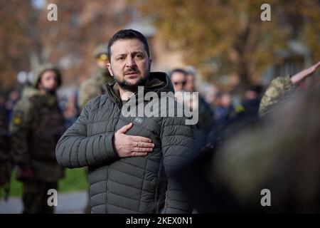 Cherson, Ukraine. 14.. November 2022. Der ukrainische Präsident WOLODYMYR ZELENSKI nahm an der Zeremonie zur Flaggenanhebung während seines Besuchs in der neu befreiten Stadt Cherson Teil, nachdem die russischen Streitkräfte aus dem strategischen Zentrum zurückgenommen wurden. (Bild: © Ukraine Presidency/ZUMA Press Wire) Stockfoto