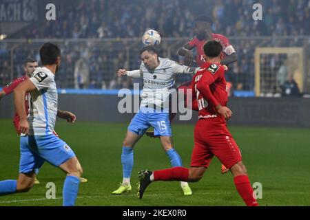 München GRUENWALDERSTADION. 14.. November 2022. Phillipp STEINHART (TSV München 1860), Action, Duelle gegen Daniel HEBER (Essen) Fußball 3. Liga, Spieltag 17. TSV München 1860 - Rot Weiss Essen 1-1 am 14.. November 2022 im Münchner GRUENWALDER STADION. DIE DFL-VORSCHRIFTEN VERBIETEN DIE VERWENDUNG VON FOTOS ALS BILDSEQUENZEN UND/ODER QUASI-VIDEO. ? Kredit: dpa/Alamy Live Nachrichten Stockfoto