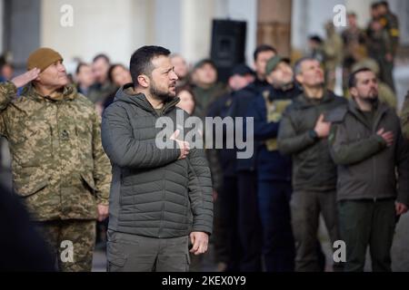 Cherson, Ukraine. 14.. November 2022. Der ukrainische Präsident WOLODYMYR ZELENSKI nahm an der Zeremonie zur Flaggenanhebung während seines Besuchs in der neu befreiten Stadt Cherson Teil, nachdem die russischen Streitkräfte aus dem strategischen Zentrum zurückgenommen wurden. (Bild: © Ukraine Presidency/ZUMA Press Wire) Stockfoto