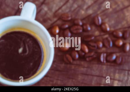 Defokussierte abstrakte Hintergrund von Espresso-Kaffee und Kaffeebohnen Stockfoto