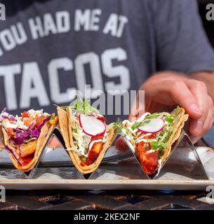 Tacos mit Gemüse und Saucen Stockfoto