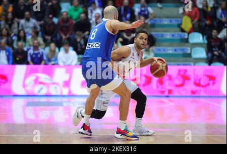 Jemappes, Belgien, 14. November 2022, der griechische Nick Calathes und der belgische Emmanuel Manu Lecomte kämpfen während eines Basketballspiels zwischen der belgischen Nationalmannschaft Belgian Lions und Griechenland am Montag, 14. November 2022 in Jemappes, Qualifikationsspiel 10/12 für die Weltmeisterschaft 2023. BELGA FOTO VIRGINIE LEFOUR Stockfoto