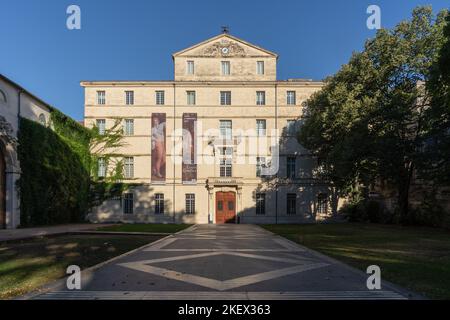 Montpellier, Frankreich - 07 12 2022 : Blick auf die antike klassische Steinfassade des Hotel de Massilian, einem historischen Gebäude, in dem sich das Musée Fabre befindet Stockfoto