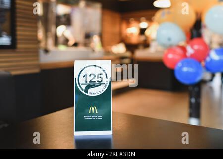 PARIS, FRANKREICH - 05. DEZEMBER 2021: McDonald's-Tischnummer auf dem Tisch Stockfoto