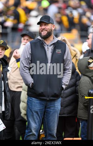 Pittsburgh, Pennsylvania, USA. 13.. November 2022. 13.. November 2022 der ehemalige Pittsburgh Steelers Quarterback Ben Roethlisberger am Rande vor Pittsburgh Steelers gegen New Orleans Saints in Pittsburgh, PA. Jake Mysliwczyk/BMR (Bild: © Jake Mysliwczyk/BMR über ZUMA Press Wire) Stockfoto