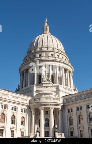Morgenlicht auf dem Wisconsin State Capitol Gebäude im Spätherbst. Madison, Wisconsin, USA. Stockfoto