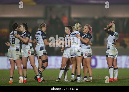 York, Großbritannien. 14.. November 2022. The dejected England Women after the Women's Rugby League World Cup Semi Final match England Women vs New Zealand Women at LNER Community Stadium, York, United Kingdom, 14.. November 2022 (Foto von Mark Cosgrove/News Images) Credit: News Images LTD/Alamy Live News Stockfoto