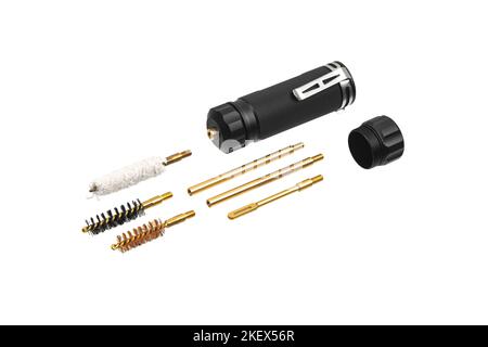 Ein Set zum Reinigen von Waffen in einem schwarzen Metallgehäuse. Waffenpflegewerkzeuge. Isolieren auf weißem Hintergrund. Stockfoto