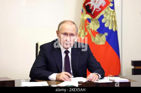 Moskau, Russland. 14.. November 2022. Der russische Präsident Wladimir Putin hält am 14. November 2022 außerhalb von Moskau, Russland, ein Videotreffen mit dem Gouverneur der Altai-Region Viktor Tomenko vom offiziellen Wohnsitz des Staates in Novo-Ogaryovo ab. Kredit: Gavriil Grigorov/Kremlin Pool/Alamy Live Nachrichten Stockfoto