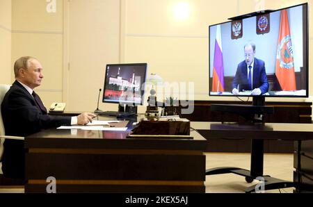 Moskau, Russland. 14.. November 2022. Der russische Präsident Wladimir Putin hält am 14. November 2022 außerhalb von Moskau, Russland, ein Videotreffen mit dem Gouverneur der Altai-Region Viktor Tomenko vom offiziellen Wohnsitz des Staates in Novo-Ogaryovo ab. Kredit: Gavriil Grigorov/Kremlin Pool/Alamy Live Nachrichten Stockfoto