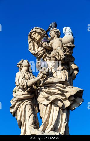 Statue der hl. Anna auf der mittelalterlichen Karlsbrücke, Prag, Tschechische Republik Stockfoto
