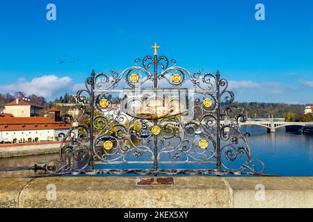 Kreuz und Relief an der Stelle, an der Johannes von Nepomuk in der Moldau ertrank, Karlsbrücke, Prag, Tschechische Republik Stockfoto