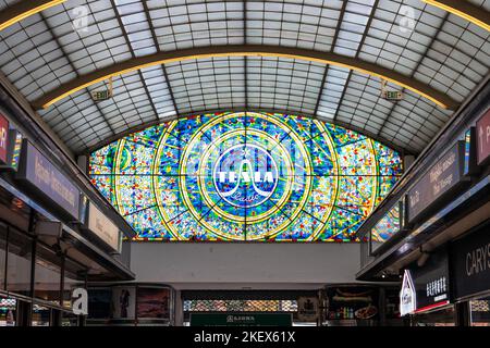 Buntes Buntglasfenster mit Tesla Radio Logo in der Svetozor Passage, Prag, Tschechische Republik Stockfoto