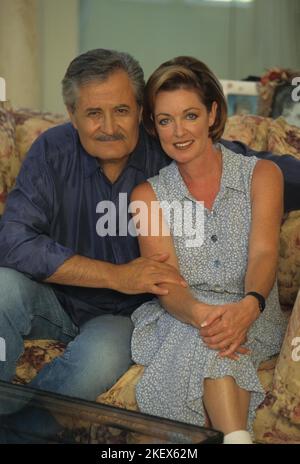 JOHN ANISTON zu Hause in Kalifornien 1996.mit Frau Sherry Rooney.k5702lr.(Bildnachweis: © Lisa Rose/ZUMA Wire) Stockfoto