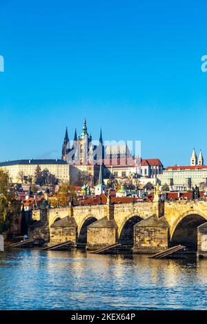 Blick auf die Prager Burg, den Veitsdom und die Karlsbrücke, Prag, Tschechien Stockfoto