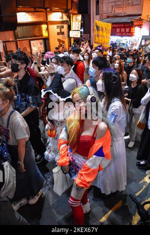 Wunderschöne Aussicht auf die Menschen im Lan Kwai Fong, um Halloween zu feiern. Stockfoto