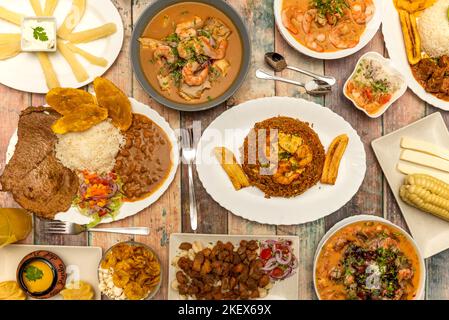 Ecuadorianische Küche Rezepte mit Meeresfrüchten Reis, Chaulafanreis, geröstet, Zwiebeln mit Meeresfrüchten, Mais mit Käse, Süßer Kochbananen mit Käse, Garnelen und Torr Stockfoto