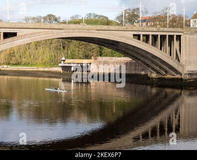 Berwick Amateur Rowing Club Clubhaus unter der Royal Tweed Brücke mit einer Rennshell und Crew, Berwick upon Tweed, England, Großbritannien Stockfoto