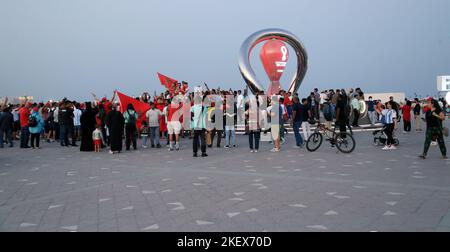 Doha, Katar. 14.. November 2022. Marokkanische Fans besuchen die Doha Corniche, eine der weltweit besten Fanseiten. Fans aus aller Welt kommen nach Katar, um die Fußballspiele und die verschiedenen Attraktionen zu genießen, die während der FIFA Fußball-Weltmeisterschaft Katar 2022 angeboten werden. Am 14. November 2022 in Doha, Katar. (Bild: © Sidhik Keerantakath/eyepix via ZUMA Press Wire) Stockfoto