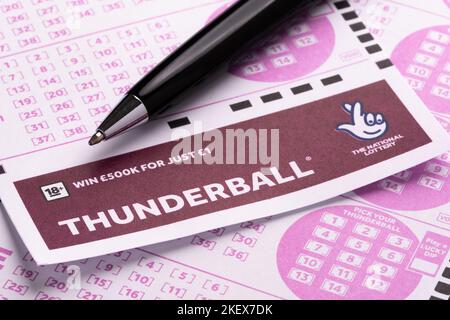 THUNDERBALL leere Lottoscheine und der schwarze Stift oben platziert. Konzept. Selektiver Fokus. Stafford, Großbritannien, 14. November 2022 Stockfoto