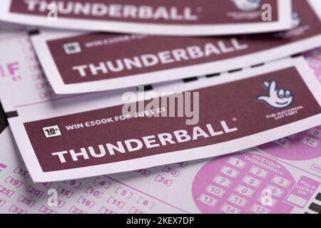 THUNDERBALL leere Lottoscheine übereinander platziert. Konzept. Selektiver Fokus. Stafford, Großbritannien, 14. November 2022 Stockfoto