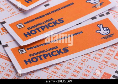 EUROMILLIONS HOTPICKS leere Lotterielose übereinander platziert. UK National Lottery. Selektiver Fokus. Stafford, Großbritannien, November 14, Stockfoto