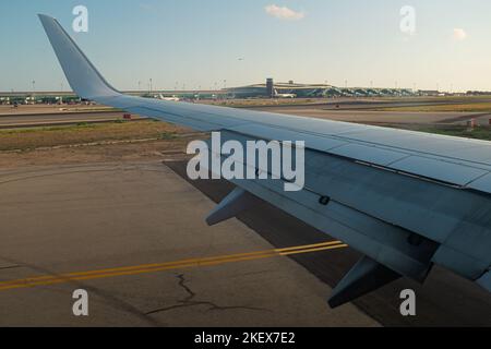 Geöffneter Flugzeugflügel mit Klappen bei der Landung oder beim Start auf einer Flughafenstrecke Stockfoto