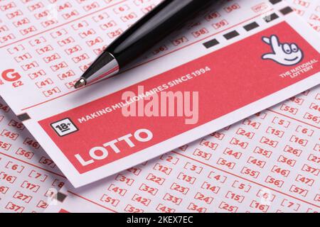 LOTTO leere Lottoscheine und der schwarze Stift auf der Oberseite platziert. UK National Lottery. Selektiver Fokus. Stafford, Großbritannien, 14. November 2022 Stockfoto