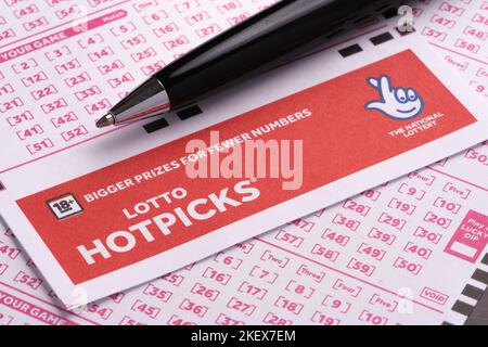 LOTTO HOTPICKS leere Lottoscheine und der schwarze Stift oben platziert. UK National Lottery. Selektiver Fokus. Stafford, Großbritannien, 14. November 202 Stockfoto