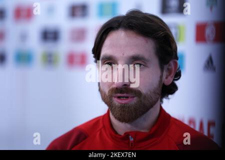 Cardiff, Großbritannien. 14.. November 2022. Joe Allen aus Wales bei den Mediensitzungen der Fußballnationalspieler von Wales/Cymru im Schloss Hensol, nahe Cardiff, am Montag, den 14.. November 2022. Das Team bereitet sich auf die FIFA-Weltmeisterschaft vor, die nächste Woche beginnt. Redaktionelle Verwendung, Bild von Andrew Orchard/Andrew Orchard Sports Photography/Alamy Live News Credit: Andrew Orchard Sports Photography/Alamy Live News Stockfoto