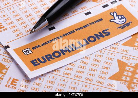 EUROMILLIONS leere Lottoscheine und der schwarze Stift auf der Oberseite platziert. UK National Lottery. Selektiver Fokus. Stafford, Großbritannien, 14. November 2022 Stockfoto