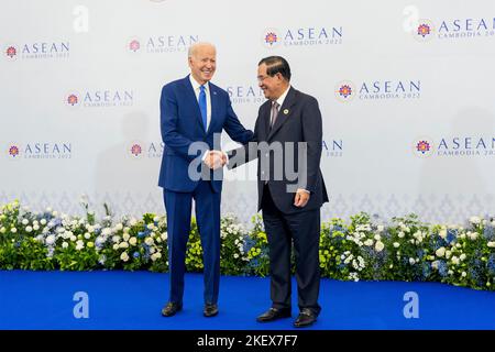 Phnom Penh, Kambodscha. 12.. November 2022. US-Präsident Joe Biden schüttelt sich die Hände mit dem kambodschanischen Premierminister Hun Sen, rechts, während der Eröffnungszeremonie für den ASEAN-Gipfel am 12. November 2022 in Phnom Penh, Kambodscha. Bild: Adam Schultz/White House Photo/Alamy Live News Stockfoto