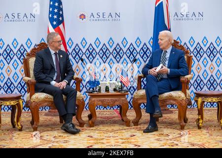 Phnom Penh, Kambodscha. 13.. November 2022. US-Präsident Joe Biden hält am Rande des ASEAN-Gipfels vom 13. November 2022 in Phnom Penh, Kambodscha, ein bilaterales Treffen mit dem australischen Premierminister Anthony Albanese, links, ab. Bild: Adam Schultz/White House Photo/Alamy Live News Stockfoto