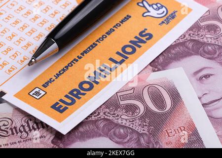 EUROMILLIONS leere Lottoscheine, der schwarze Stift und 50 Pfund Noten.UK National Lottery. Selektiver Fokus. Stafford, Großbritannien, 14. November 2022 Stockfoto