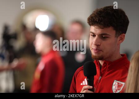 Cardiff, Großbritannien. 14.. November 2022. Neco Williams aus Wales bei den Mediensitzungen der Fußballspieler von Wales/Cymru im Schloss Hensol, nahe Cardiff, am Montag, den 14.. November 2022. Das Team bereitet sich auf die FIFA-Weltmeisterschaft vor, die nächste Woche beginnt. Redaktionelle Verwendung, Bild von Andrew Orchard/Andrew Orchard Sports Photography/Alamy Live News Credit: Andrew Orchard Sports Photography/Alamy Live News Stockfoto