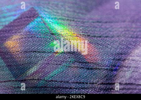 Leuchtende Prismenwürfel brechen Licht in verschiedenen Farben. Stockfoto