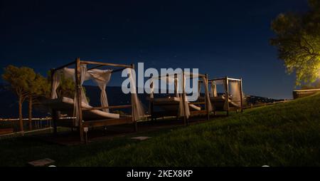 Am Abend liegen Sonnenliegen Stockfoto