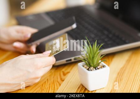 Schreibtisch mit verschiedenen Gadgets und Bürobedarf Stockfoto