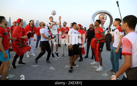 Doha, Katar. 14.. November 2022. 14. November 2022, Doha, Katar: Marokkanische Fans besuchen Doha Corniche, eine der weltweit besten Fanseiten. Fans aus aller Welt kommen nach Katar, um die Fußballspiele und die verschiedenen Attraktionen zu genießen, die während der FIFA Fußball-Weltmeisterschaft Katar 2022 angeboten werden. Am 14. November 2022 in Doha, Katar. (Foto: Sidhik Keerantakath/Eyepix Group/Sipa USA) Quelle: SIPA USA/Alamy Live News Stockfoto