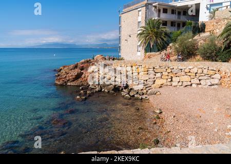 Blick auf die Küste und den Strand mit klarem Meer von der Cami de Ronda Spaziergang Salou Costa Dorada Katalonien Spanien Stockfoto