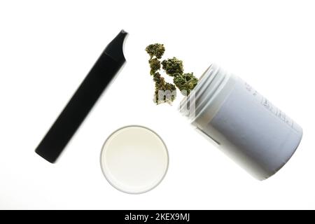 Cannabis flos, medizinisches Marihuana in weißem Behälter neben Verdampfer, sichere Art und Weise, Medizin zu nehmen Stockfoto