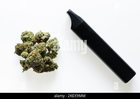 Cannabis flos, medizinisches Marihuana stapeln sich neben dem Verdampfer, sicherer Weg, um Medikamente einzunehmen Stockfoto