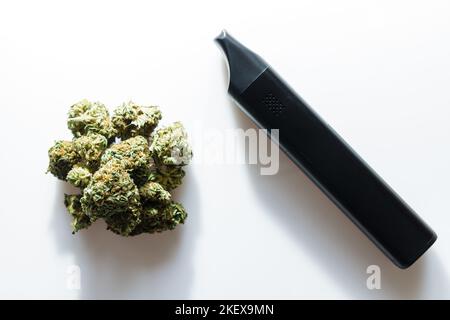 Cannabis flos, medizinisches Marihuana stapeln sich neben dem Verdampfer, sicherer Weg, um Medikamente einzunehmen Stockfoto