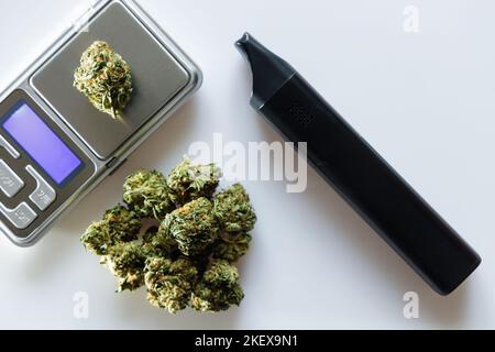 Cannabis flos, medizinisches Marihuana Haufen neben Verdampfer und Präzisionswaage, sichere Weise, Medizin zu nehmen Stockfoto