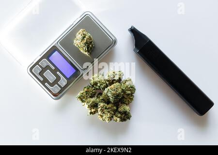 Cannabis flos, medizinisches Marihuana Haufen neben Verdampfer und Präzisionswaage, sichere Weise, Medizin zu nehmen Stockfoto