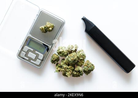 Cannabis flos, medizinisches Marihuana Haufen neben Verdampfer und Präzisionswaage, sichere Weise, Medizin zu nehmen Stockfoto